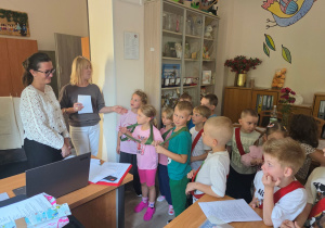 Jeżyki przeprowadzają wywiad z panią wicedyrektor.