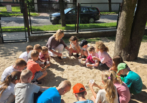 Dzieci uczestniczyły w zabawie badawczej.