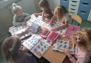 Dzieci wykonują ćwiczenia w kartach pracy.