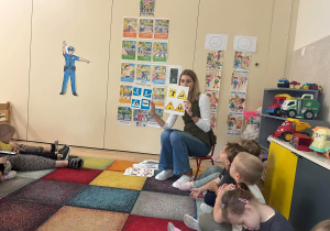 nauczyciel pokazuje znaki