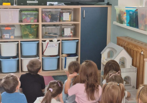 Dzieci oglądają bajkę o postaciach z Wioski Kumplików