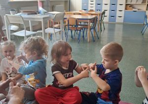 Dzieci przekazują sobie serduszka.