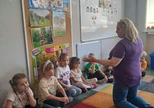 Dzieci wykonują ćwiczenie z panią psycholog.