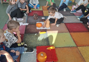 Dzieci odtwarzają układ przedmiotów.