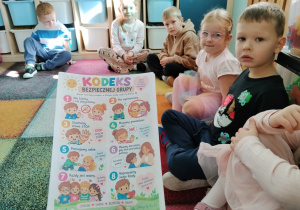 Dzieci poznają kodeks bezpiecznej grupy