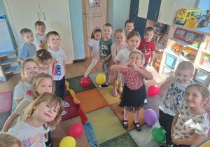 Dzieci biorą udział w zabawie z balonami