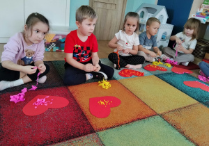 Dzieci robią zadanie z serduszkiem