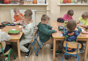 Dzieci podczas przacy plastycznej.