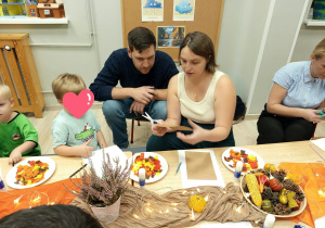 Rodzice i dzieci biorą udział w warsztatach "Poznajmy się jesienią".