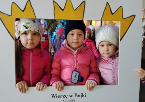Dzieci w ozdobnej ramce z teatru Arlekin