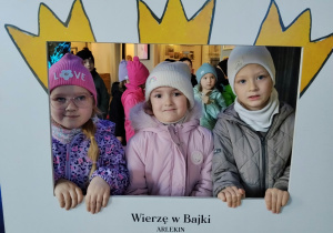 Dzieci w ozdobnej ramce teatru Arlekin