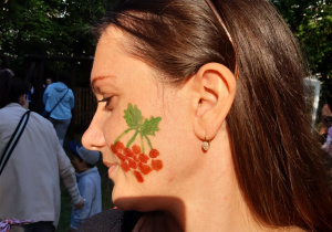 Jarzębinka namalowana na twarzy.