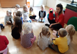 Dzieci z grupy II "Wiewióreczki" słuchają opowiadania papugi.