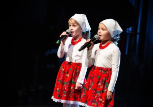 Duet "Hania i Zosia" podczas wykonywania piosenki konkursowej "Krakowiak Kościuszki"