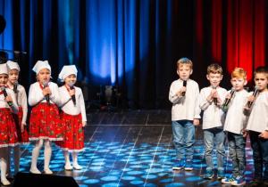 Zespół "Jarzębinki" podczas wykonywania piosenki konkursowej "Czerwone jabłuszko" na scenie Kutnowskiego Domu Kultury.