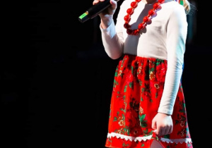 Hania K. podczas wykonywania piosenki konkursowej "Płynie Wisła" na scenie Kutnowskiego Domu Kultury.