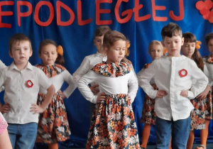 Dzieci z grupy Biedroneczki wykonują piosenkę "Płynie Wisła"