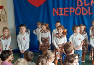 Dzieci z gr. VIII wykonują piosenkę " Ułani, ułani"