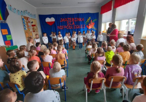 Pani M. Kołodziejska z Urzędu Miasta dziękuje dzieciom za przygotowanie koncertu.