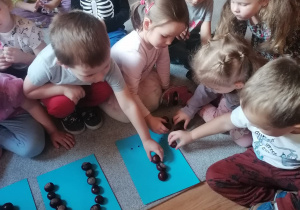 Dzieci z grupy Żabki układały napis Autyzm
