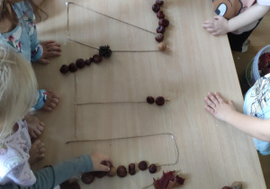 Dzieci z grupy Zajączki oraz Leśne Duszki układały napis Autyzm