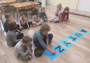 Dzieci z grupy Mróweczki układały napis Autyzm