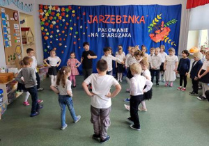 Dzieci z grupy "Muchomorki" tańczą poleczkę.