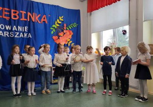 Dzieci z grupy "Mróweczki" wystukują rytm na instrumentach do piosenki "Jarzębina".