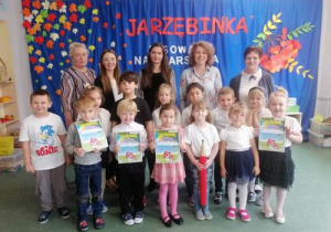 Dzieci z grupy "Muchomorki" wraz z nauczycielkami i dyrekcją przedszkola pozują do zdjęcia.