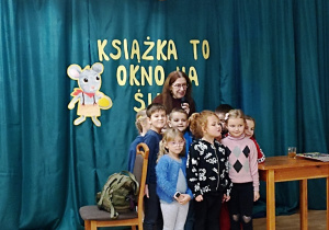 Dzieci z "Jarzębinki" z autorką książek dla dzieci - Panią Katarzyną Ryrych