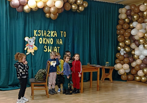 Dzieci z "Jarzębinki" z autorką książek dla dzieci - Panią Katarzyną Ryrych