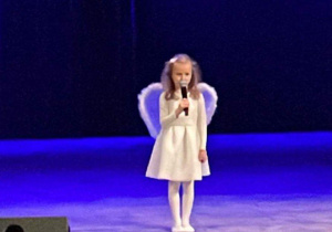 Hania K. na scenie CTMiT podczas wykonywania piosenki światecznej "Nie miały aniołki"