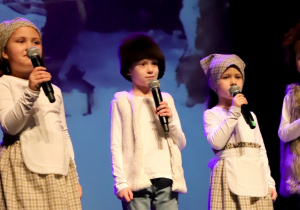 Dzieci z grupy Biedroneczki na scenie Kutnowskiego Domu Kultury