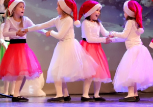 Dziewczynki z grupy Biedroneczki podczas swojego tańca na scenie KDK