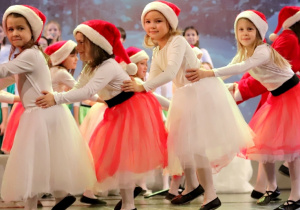 "Dzwonią dzwonki" - Dziewczynki z grupy Biedroneczki podczas swojego tańca na scenie KDK