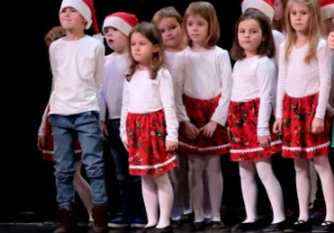 Dzieci z grupy Biedroneczki na scenie KDKK podczas swojego występu.