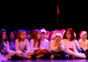 Dzieci z grupy Biedroneczki na scenie KDK podczas swojego występu.