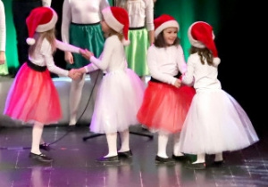 Dziewczynki przebrane w stroje świąteczne tańczą na scenie KDK