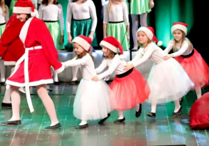 Dziewczynki: Michasia, Martyna, Hania i Zosia tańczą do melodii "Dzwonią dzwonki"