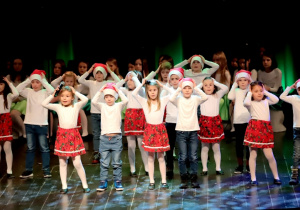 Dzieci z gr. Biedroneczki podczas wykonywania piosenki "Mikołaj i katar"