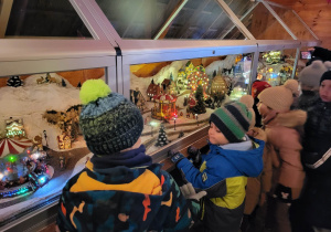 Dzieci oglądają makietę alpejskiego miasteczka
