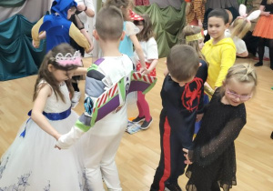 Dzieci z grupy Muchomorki podczas konkursu "Taniec na gazecie"