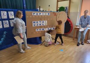Dzieci biorą udział w zabawach zorganizowanych z okazji Światowego Dnia Ziemi.