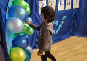 Dzieci biorą udział w zabawach zorganizowanych z okazji Światowego Dnia Ziemi.