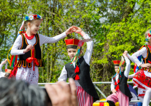 Dzieci z grupy "Biedroneczki" podczas krakowiaka na scenie w Parku Traugutta