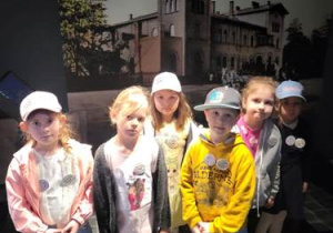 Dzieci zwiedzają Pałac Saski.