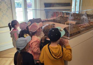 Dzieci zwiedzają Pałac Saski.