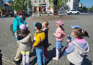 Dzieci układają rymowankę/okrzyk o swoim mieście
