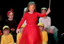Ola jako Jesień tańczy w rytm muzyki Vivaldiego "4 pory roku" - "Jesień"