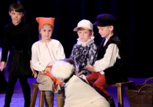 Scena z przedstawienia "Brzydkie kaczątko" w wykonaniu dzieci z grupy "Biedroneczki".